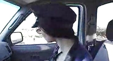 Mulatto fucks ກັບຕົວແທນໃນການຫລໍ່.