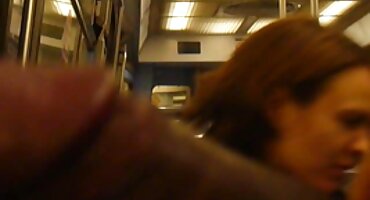 ການເດີນທາງ rossomms ກັບກົ້ນສີແດງໄດ້ຮັບ pussy ຂອງນາງ fucked ໃນອາບນ້ໍາ.