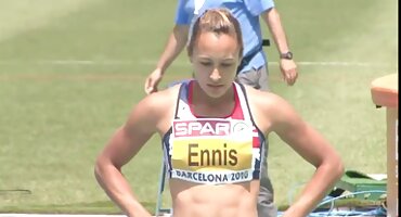 Paige ໄດ້ຮັບກົ້ນຂອງນາງ fucked ໂດຍຫມູ່ເພື່ອນ.