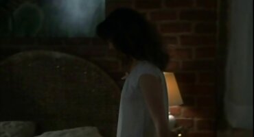 ນາງ masturbates pussy ໂກນຂອງນາງດ້ວຍເຄື່ອງສັ່ນສະເທືອນ.