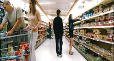 ແຟນດູດຄົນແປກຫນ້າໃນສະໂມສອນກາງຄືນ.