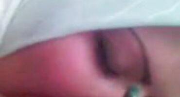 ລາວກືນ cock ຢ່າງເລິກເຊິ່ງ.