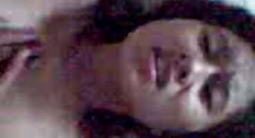 Aria Parker ບີບ cock ແຫນ້ນໃນຂະນະທີ່ masturbating.