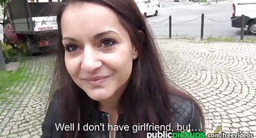 Tattooed ເຮັດໃຫ້ blowjob ເລິກ.