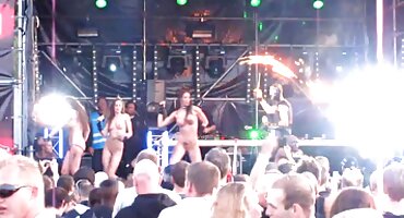 ແມ່ຍິງ busty ໄດ້ເຊື້ອເຊີນຜູ້ຊາຍໄປຢ້ຽມຢາມ. Fucked ຈາກທາງຫລັງ