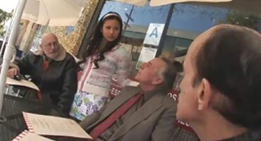 NashAshka ໄດ້ຈັບ cock ຂອງເດັກຊາຍຢ່າງໂລບມາກ. ລາວບໍ່ຢາກອອກຈາກປາກຂອງລາວ.