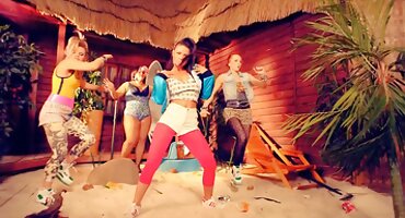 Stac Cruz Cruz ນັ່ງ pussy ກ່ຽວກັບໃບຫນ້າຂອງ Doll ໄດ້