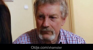 ຄົນຂີ້ຕົວະ rips bitch ອື່ນ.