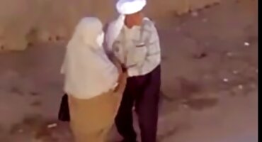 ຜູ້ຊາຍໄດ້ໃສ່ cock ທີ່ມີພະລັງເຂົ້າໄປໃນຈຸດຂອງເດັກຍິງ.