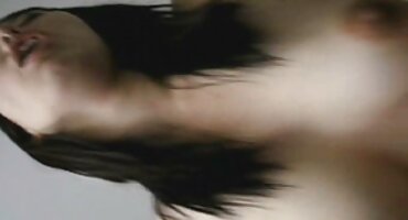 ແມ່ຍິງ skinny rubs pussy ຂອງນາງແລະຕ້ອງການທີ່ຈະມີ.