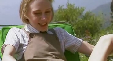 Mick Blue ແນມເບິ່ງ Mona Azar ຕາມທີ່ນາງຄວນ.