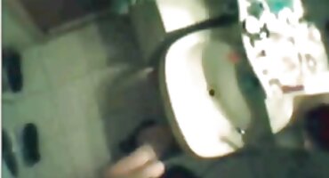 ລາວແຕ້ມຮູບຂອງເດັກຍິງ naked ແລະ fucks ໃຫ້ເຂົາເຈົ້າໃນ pussy.