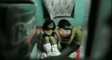 ຜູ້ຊາຍຍີ່ປຸ່ນໄດ້ຈັດແຈງ MFM ກັບ geisha Busty.