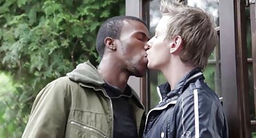 ອາຊີ indulges ໃນຄວາມສຸກທາງເພດໃນກົ້ນ.