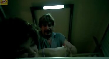 ຜູ້ກໍ່ສ້າງໄດ້ໃຫ້ລາງວັນຊາຍຫນຸ່ມຄົນນັ້ນດ້ວຍ blowjob. ດູດແລະ fucks ພະນັກງານ.