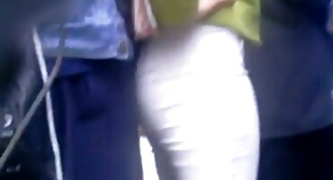 ເດັກຍິງທີ່ຈຽມຕົວພະຍາຍາມຮ່ວມເພດກັບນັກກິລາ.