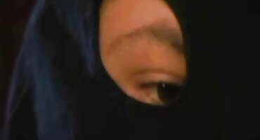 ລາວມີເດັກຍິງຢູ່ໃນກົ້ນຕິດຢູ່ຕາມຖະຫນົນ.