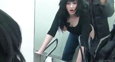 ເດັກຍິງແມ່ນຂ້ອນຂ້າງຍາວຢູ່ຕາມລຳຕົ້ນຂອງແຟນ.