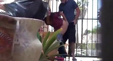 ແມ່ຍິງໄດ້ຖືກມອບໃຫ້ສາມຄົນດໍາ.