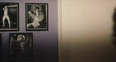 ລາວເອົາ cock ແລະ fucks ຫມູ່ໃນກົ້ນ.