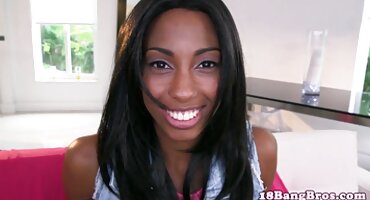 ທັດສະນະເຜັດຂອງ pussy ມີນ້ໍາທີ່ມີ cock ພາຍໃນ.