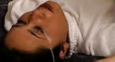 ແມ່ຍິງຍີ່ປຸ່ນນອນກັບຄົນທີ່ຮັກ.