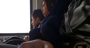 ນັກຂຽນບລັອກ fucks ກັບຜູ້ຊາຍສີດໍາຢູ່ທາງຫນ້າຂອງຜູ້ຈອງ.