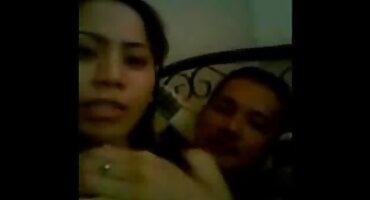 ໃນ peignoir ໂປ່ງໃສ.