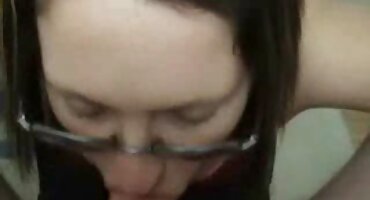 ຊາວປະມົງຮູບເງົາສອງ sluts ແລະ fucks ໃນກົ້ນ.