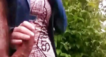 ຮູບ Cock fucks ສອງ laughs ໃນສະນຸກເກີ.