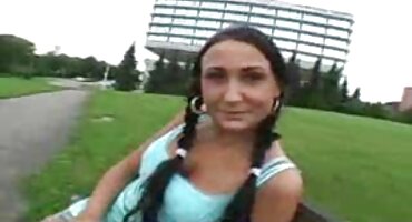 Brunette ໄດ້ຮັບ stuck ສໍາລັບ cock ໃນກົ້ນ.