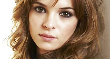 ນາງເຊື້ອເຊີນຜູ້ຊາຍໃຫ້ມີເພດສໍາພັນ.