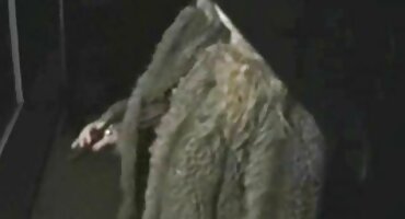 Nymphomaniac ໄດ້ໄຫຼແລະຍອມຈໍານົນທັນທີ.