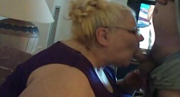 ເດັກຍິງ fucks ກັບຄົນຮັກໃຫມ່,ຕື່ນເຕັ້ນໂດຍ penis delicious ລາວ.