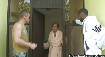 ເດັກຍິງ Prague jerks off cock ຂອງຜູ້ຊາຍທີ່ມີຕີນຂອງນາງ.