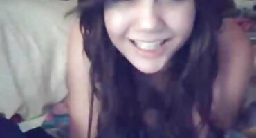 Painted chick fucks ຜູ້ຊາຍຢູ່ເຮືອນຜູ້ທີ່ນອນຫລັບພາຍໃຕ້ຮູບເງົາ.