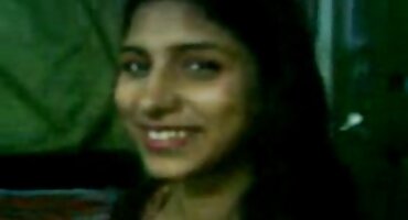 ລູກຊາຍໄດ້ສອດແນມໃສ່ Mand Flor Flores ລ້າງຫມວກຂອງລາວຢູ່ໃນຫ້ອງນ້ໍາແລະເຜົາຕົວເອງ.