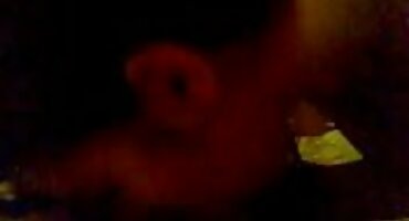 Zoe Sin Sinn ນັ່ງຢູ່ເທິງຊ່າງປະປາ dick.