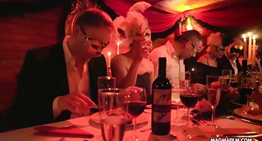 ຜູ້ຊາຍທີ່ໂຫດຮ້າຍ Cumshot ໃນເດັກຍິງໂດຍບໍ່ມີການກິນ cock ອອກຈາກ pussy.