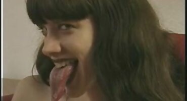 Brunette Karolina_rus ດູດຜົວແລະເພື່ອນຂອງລາວ.