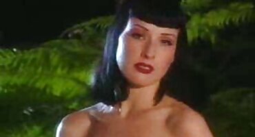 ຊຸບເປີໂມເດວທີ່ມີແວ່ນຕາຄູ່ກັບຕົວແທນ.