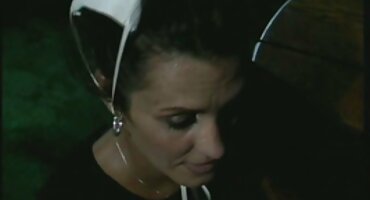 ແມ່ຍິງເຊື້ອເຊີນຜູ້ຊາຍ mustachioed ໄປຢ້ຽມຢາມສໍາລັບການຮ່ວມເພດ.