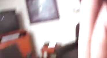 ຂອງຂວັນໃຫ້ພັນລະຍາຂອງລາວໃນຮູບແບບຂອງ cock ແຂງທີ່ມີສີດໍາ.