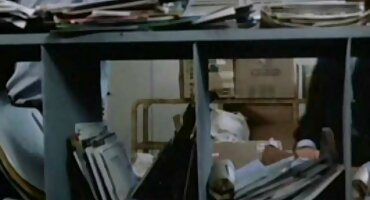 Brunette ແມ່ນມອບໃຫ້ເພື່ອນບ້ານ.