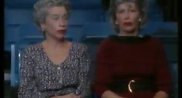 Stepmom ດູດ cock ຂອງຊາຍຫນຸ່ມ.