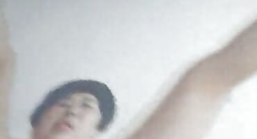 Brunette fucks ກັບຕົວແທນໃນການຫລໍ່.